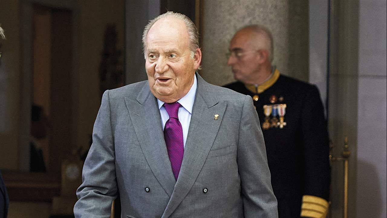 El rey Juan Carlos estaba solo cuando salió de Zarzuela hace un año, ¡nadie fue a despedirlo! 