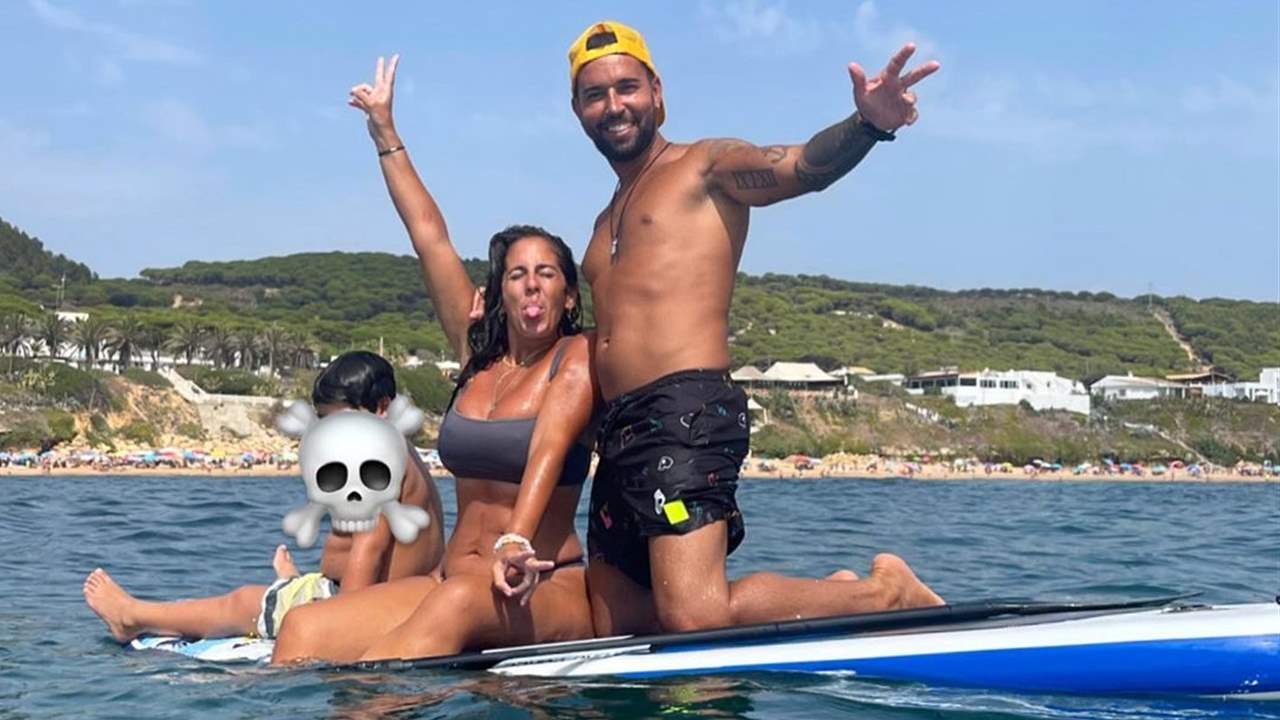 Anabel Pantoja y Omar Sánchez disfrutan en la playa de Albertito, su pequeño 'pirata'