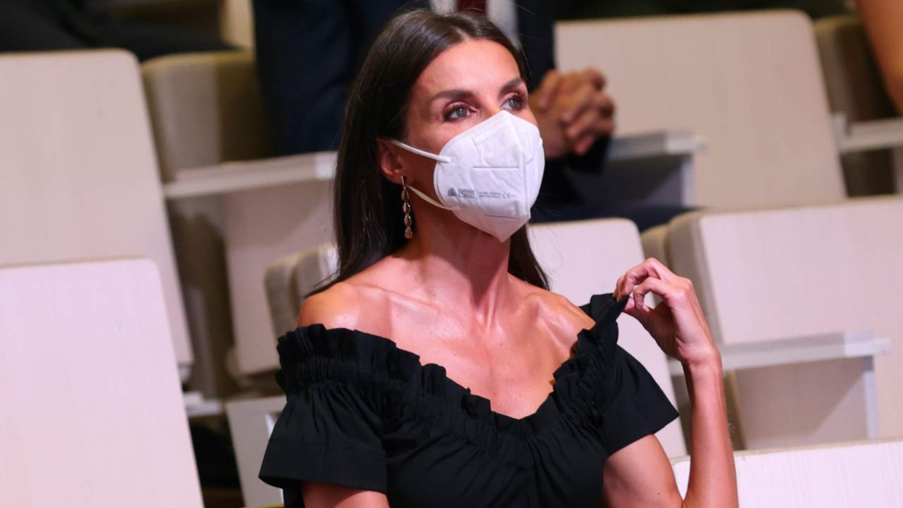 La reina Letizia agota "en una noche" el vestido de escote bardot más sensual de su armario