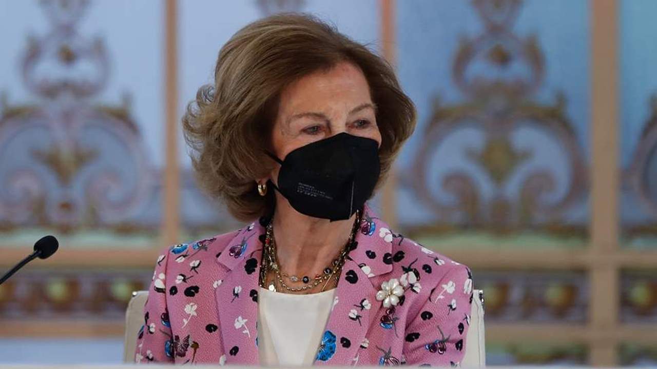 La reina Sofía muestra su cara más juvenil con un look que guiña al vestidor de Letizia
