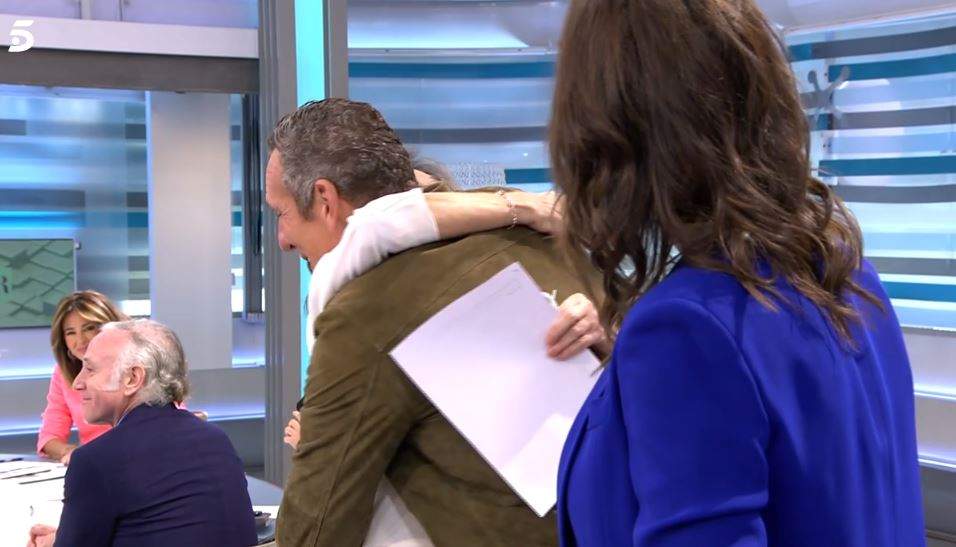 Joaquín Prat y Ana Rosa abrazo