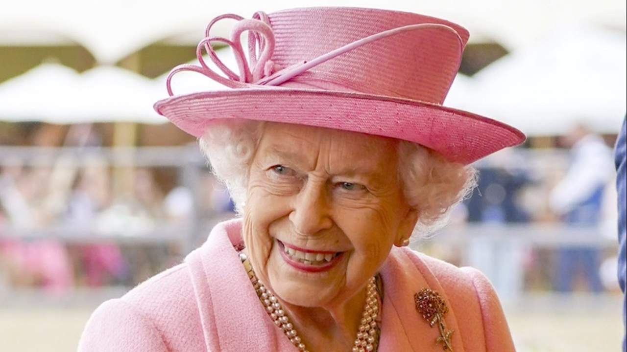 La reina Isabel II, mucho más recuperada, acude al bautizo de sus bisnietos 