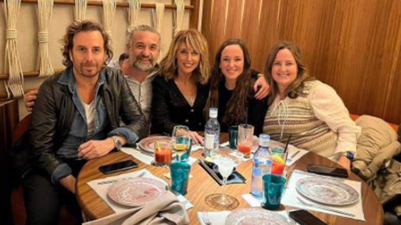 Emma García se va de cena con Raúl Prieto y parte del equipo de 'Viva la vida'