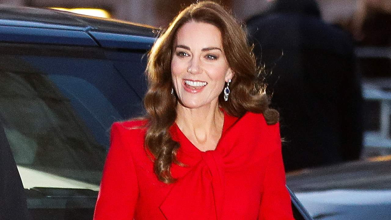 Kate Middleton brilla con un espectacular look navideño con el color fetiche de la reina Letizia