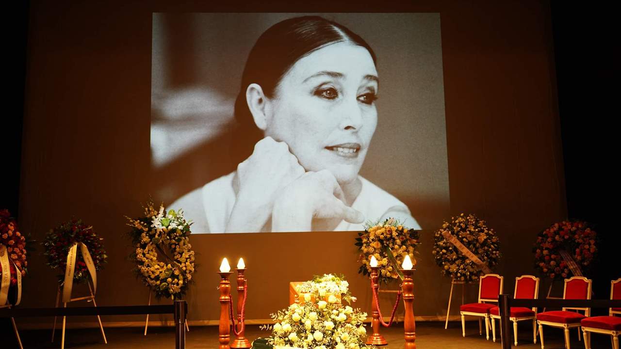 Un atronador aplauso cierra el multitudinario y emotivo último adiós a Verónica Forqué en el Teatro Español 