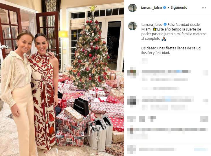 Tamara Falcó e Isabel Preysler posan desde Miami junto a un árbol lleno de regalos de Papá Noel