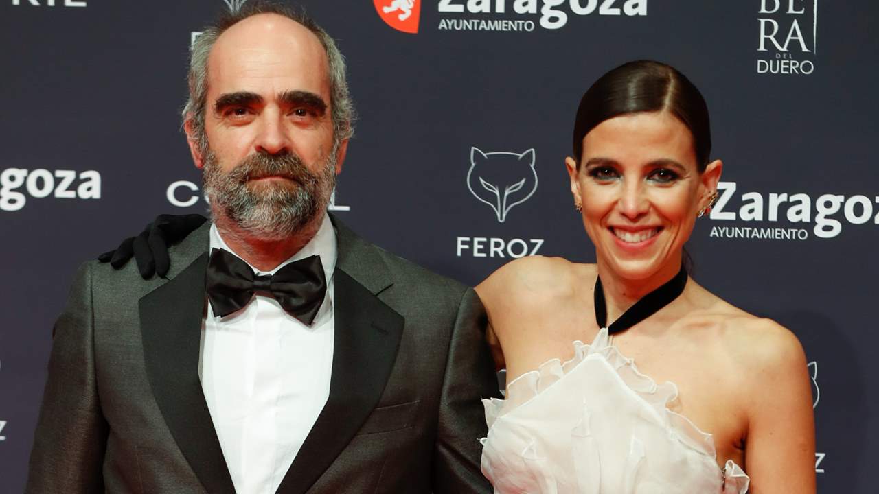 El beso de película de Luis Tosar a Luisa Mayol en la alfombra roja de los Premios Feroz