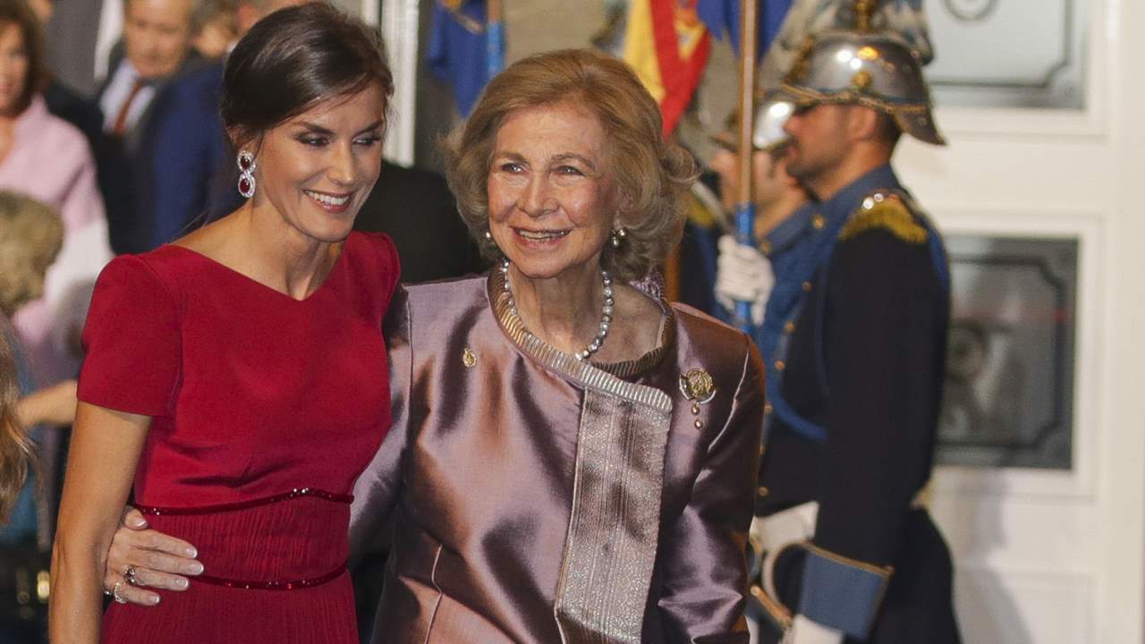 La reina Letizia se resiste al truco de estilo infalible de su suegra la reina Sofía