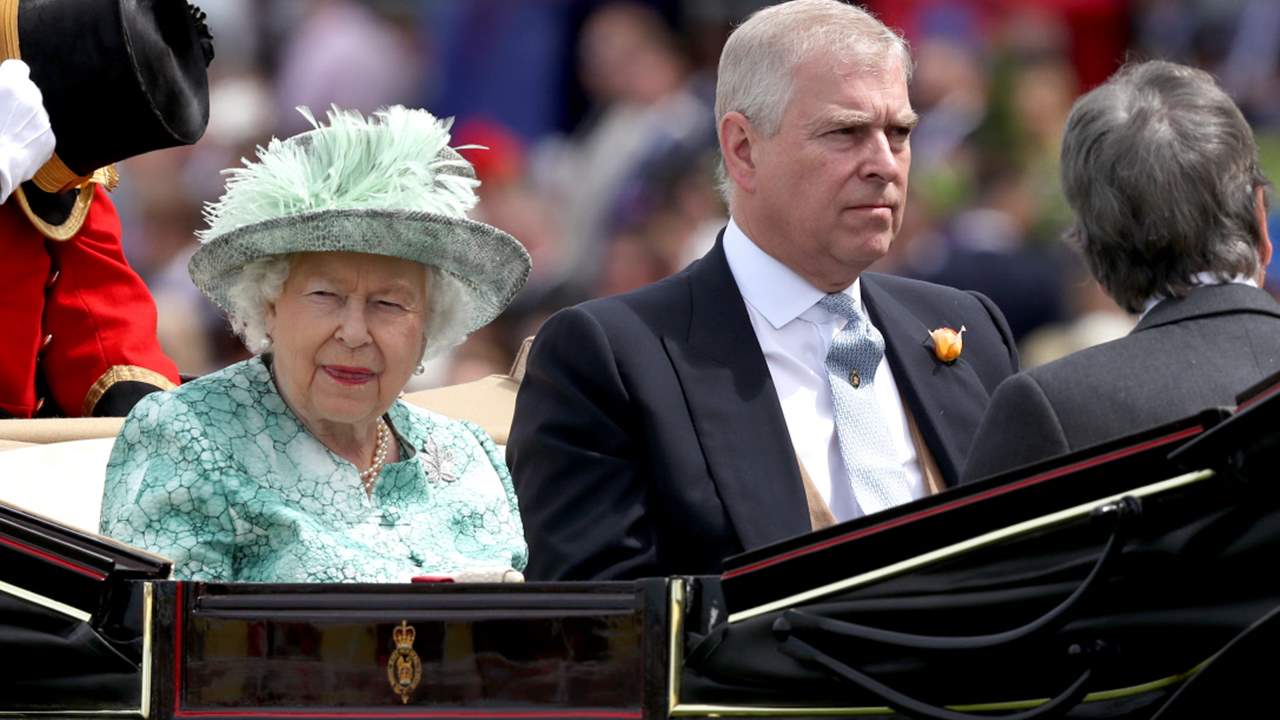 La reina Isabel II cede ante el príncipe Andrés y le ayudará a pagar los 14 millones a Virginia Giuffre