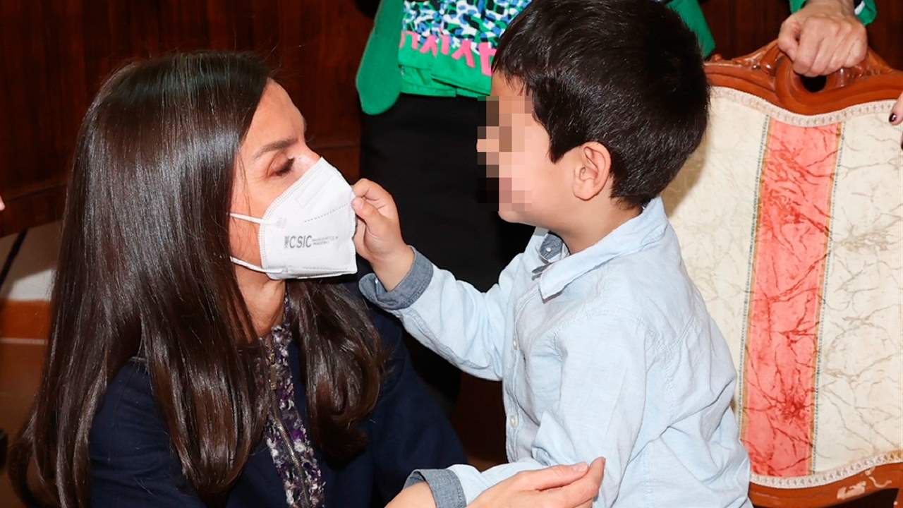 La reina Letizia muestra su lado más cercano rodeada de niños: ¡incluso toca el piano!