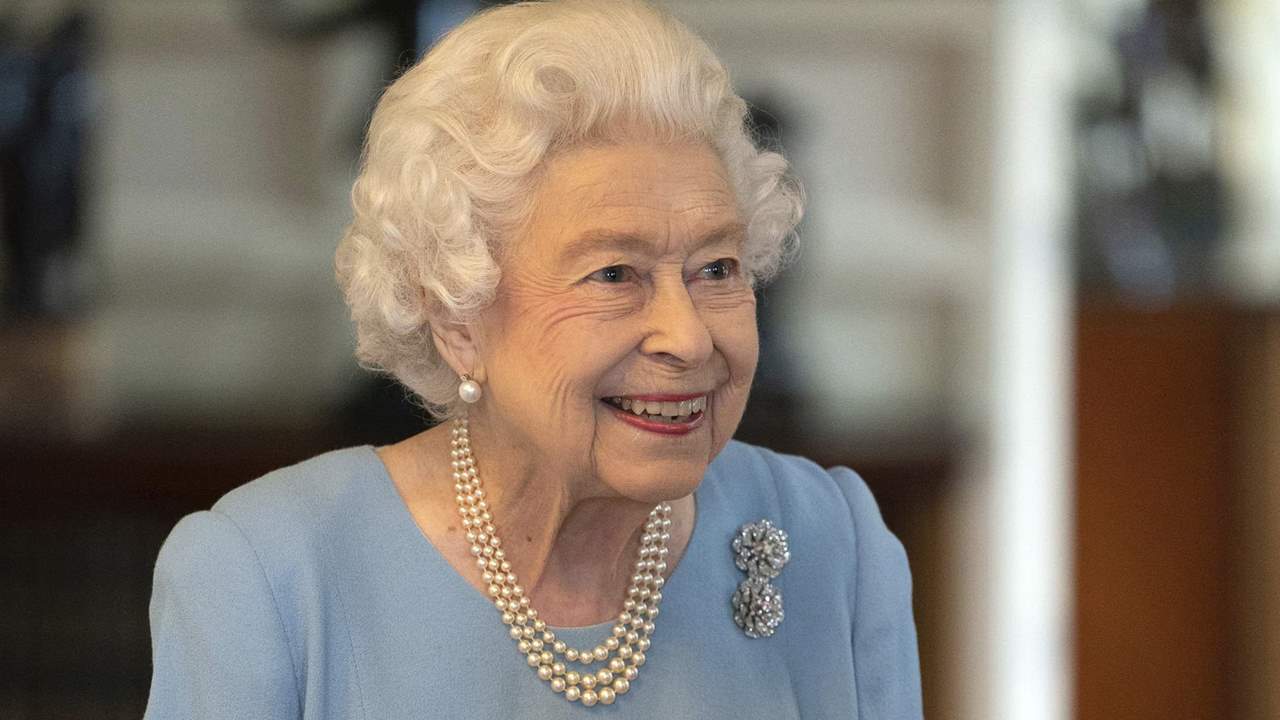 La reina Isabel II da positivo en coronavirus a sus 95 años