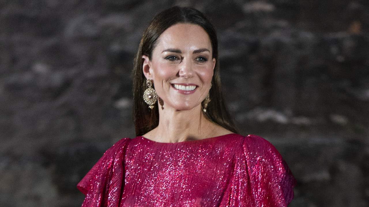 Kate Middleton causa sensación en Belice con un look de alfombra roja en color rosa