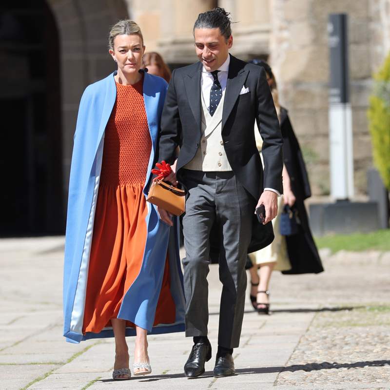 Marta Ortega, en la boda de Álvaro Falcó e Isabelle Junot con el abrigo azul ideal para un look invitada de primavera