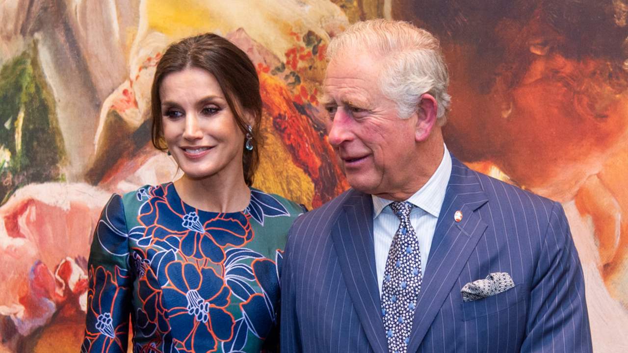 La reina Letizia pone rumbo a Reino Unido para vivir un reencuentro cultural con Carlos de Inglaterra