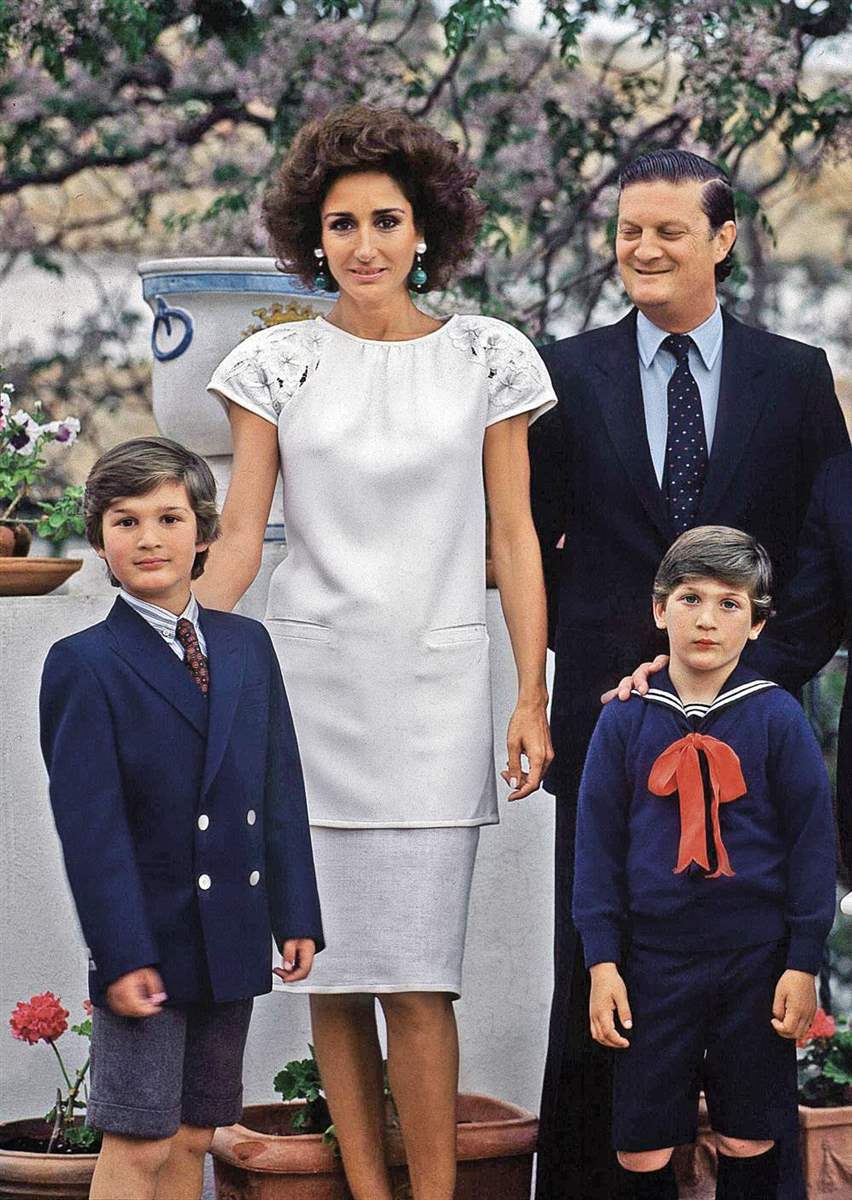 Naty Abascal con sus hijos y el duque de Feria