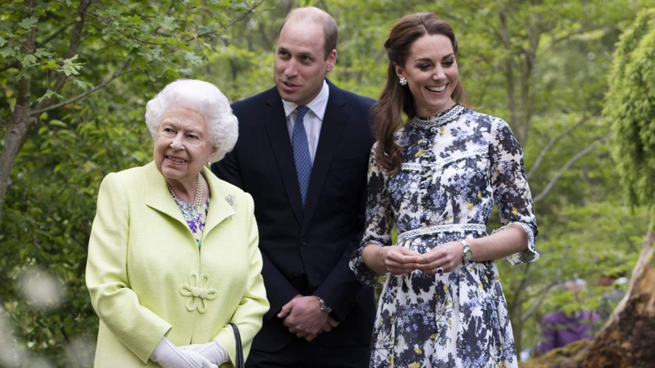 Kate Middleton y el pr��ncipe Guillermo felicitan a Isabel II con la foto más especial con sus bisnietos