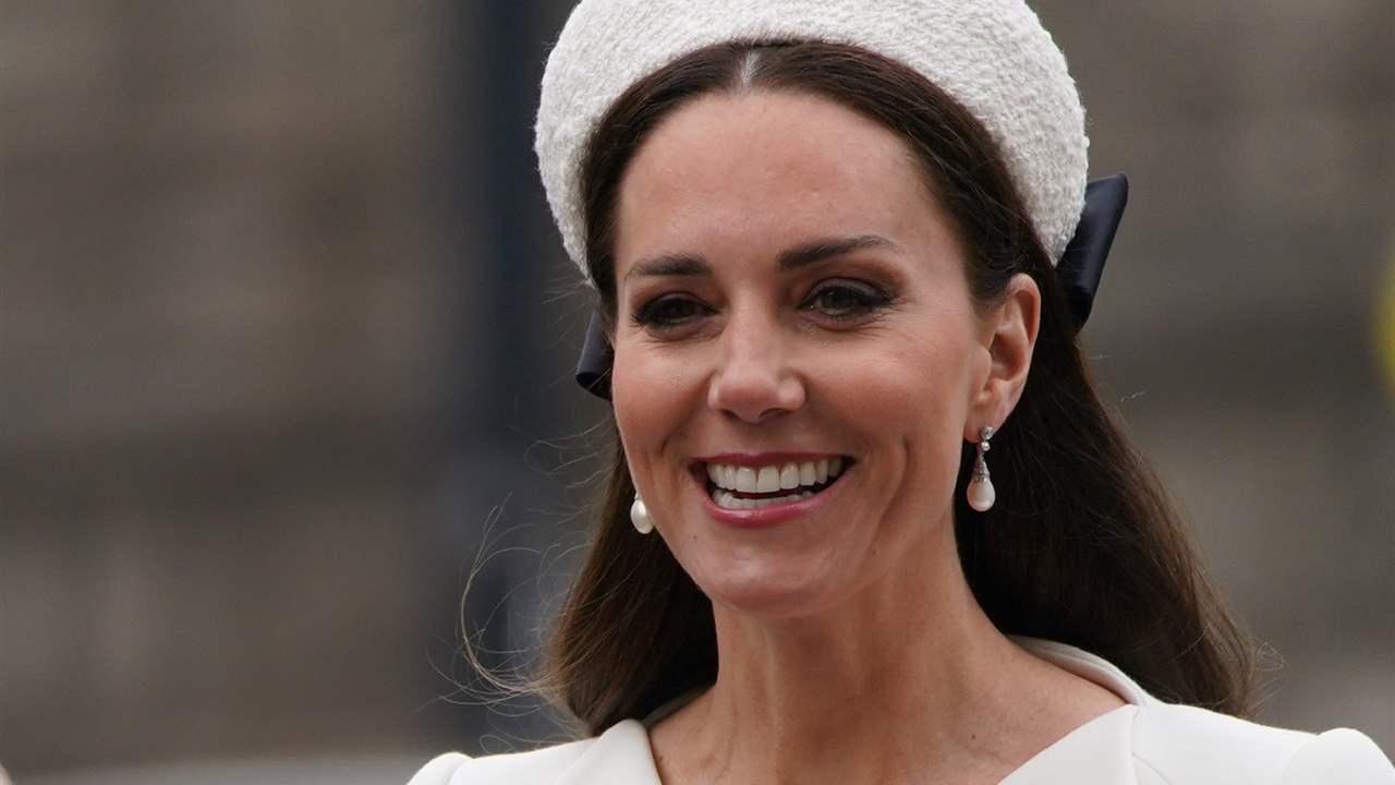 Kate Middleton, radiante de blanco, recupera el vestido del bautizo de la princesa Charlotte
