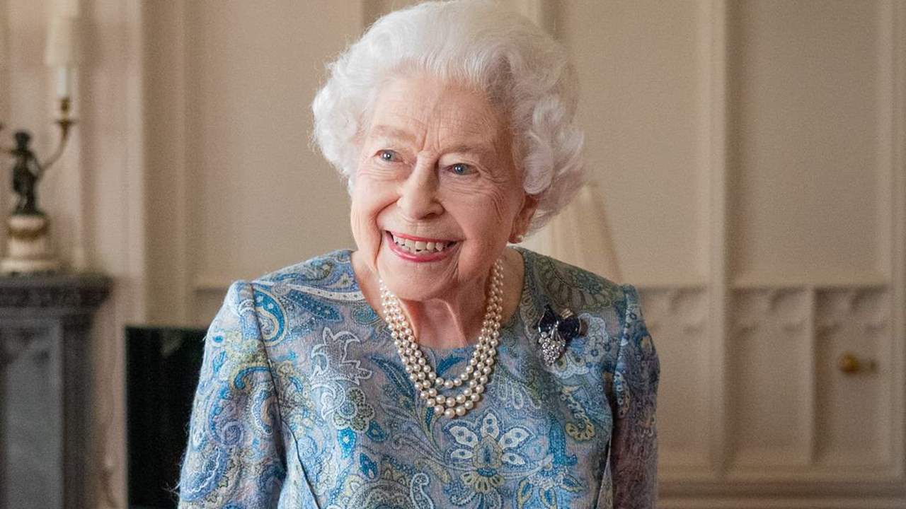 La reina Isabel II vuelve al trabajo sin bastón ni rastro de sus problemas de movilidad