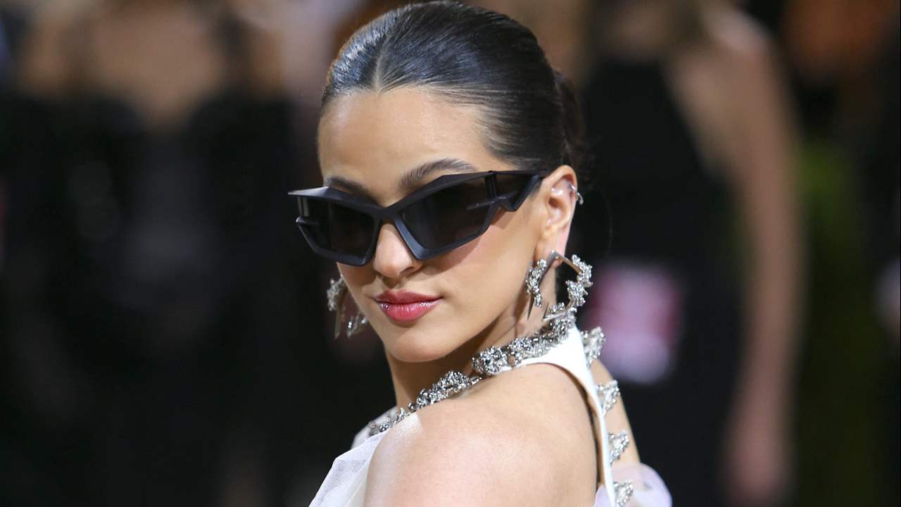 Rosalía, cubiertas de perlas y transparencias, pone el acento español a la Gala MET 2022