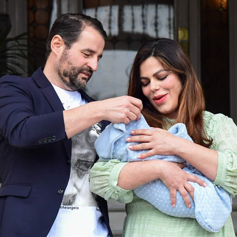 Marisa Jara presenta a su hijo Tomás, acompañada de su novio Miguel