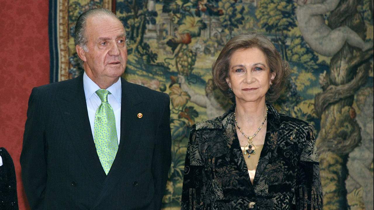 Pilar Eyre desvela todos los detalles de la accidentada noche de bodas de los reyes Juan Carlos y Sofía