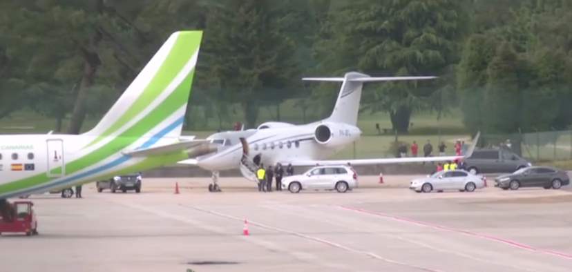 El rey Juan Carlos llega al aeropuerto de Vigo