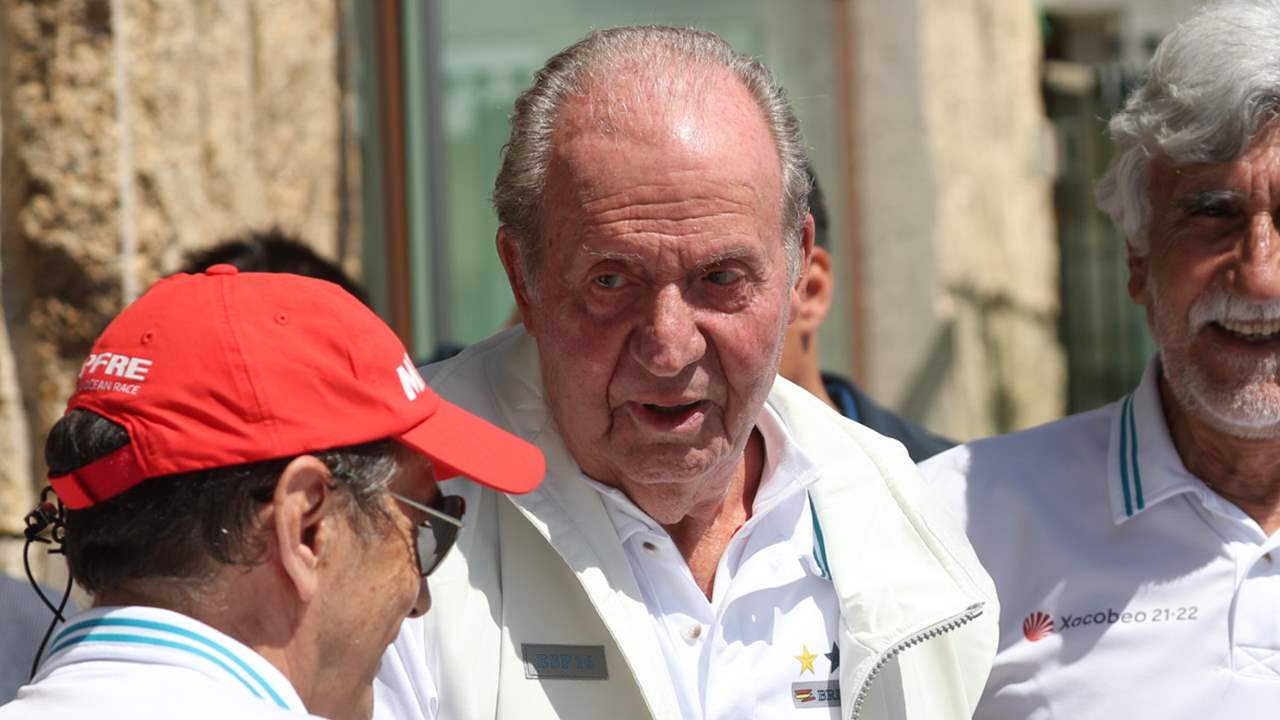 El rey Juan Carlos, muy animado y con evidentes problemas de movilidad, acude a la Copa del Rey de vela en Sanxenxo