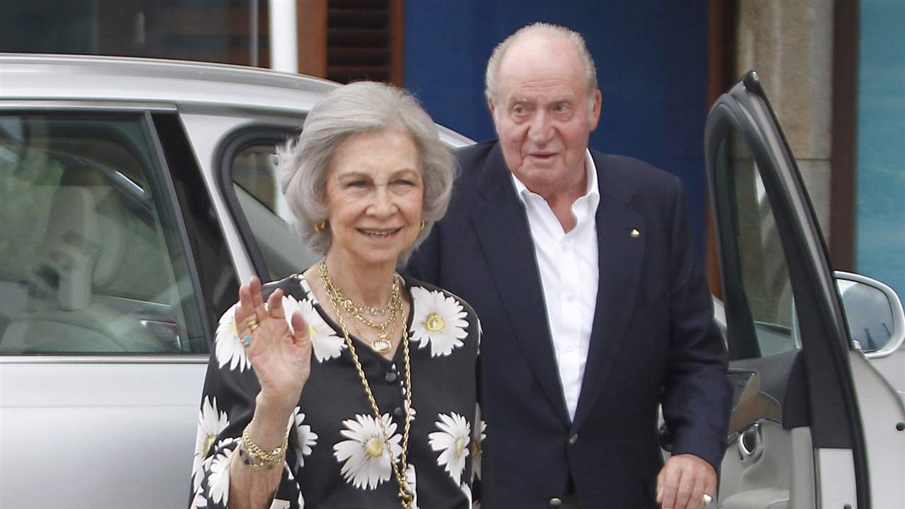La reina Sofía da positivo en covid y no almuerza junto al rey Juan Carlos (aunque sí está presente en el reencuentro)