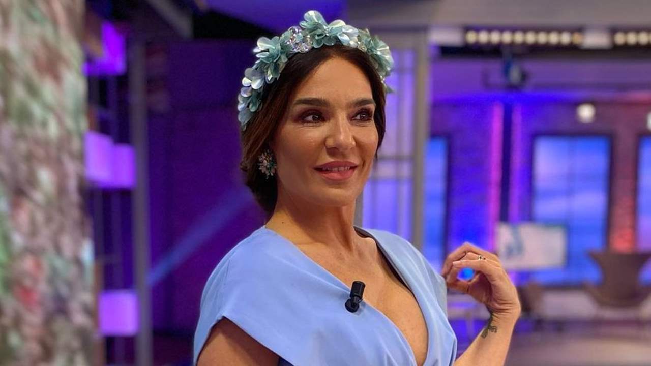 Raquel Bollo brilla con el vestido midi 'efecto tipazo', ideal para los looks de invitada pasados los 40