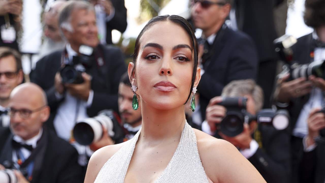 Georgina Rodríguez brilla con un espectacular vestido glitter en la alfombra roja del Festival Cannes