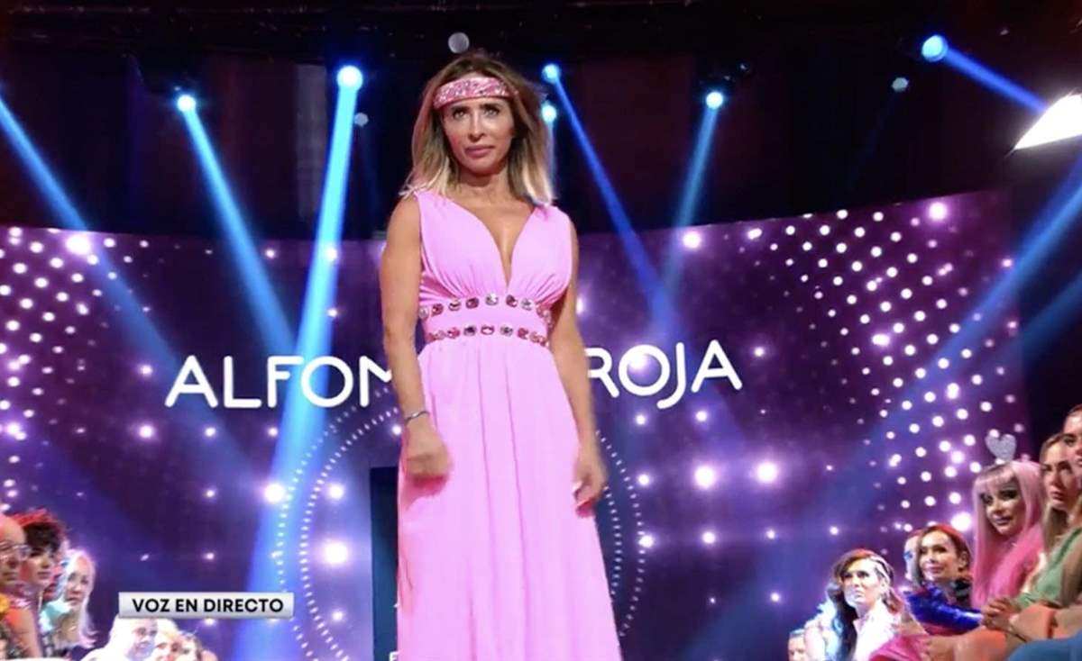 María Patiño con vestido rosa estilo griego