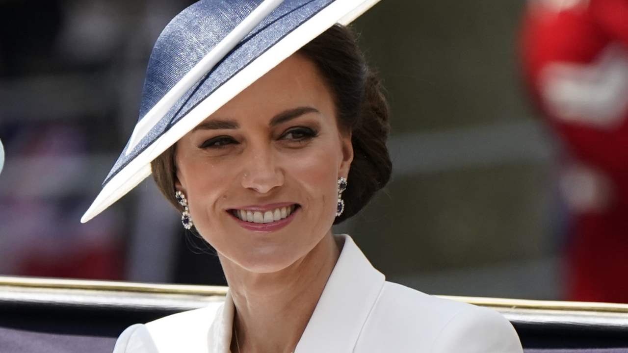 Kate Middleton, impecable con vestido blazer blanco y tocado en el Jubileo, muy emocionada con sus hijos