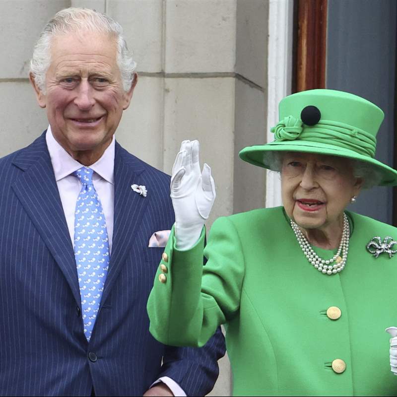 Isabel II y el príncipe Carlos