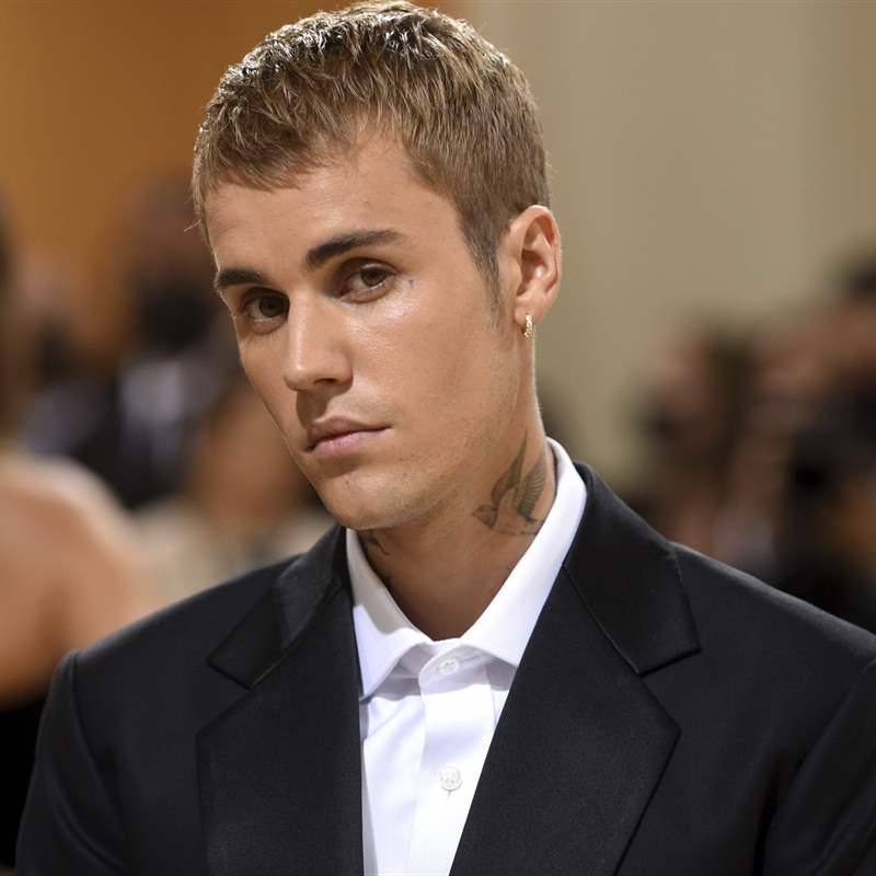 Justin Bieber, muy afectado, revela a través de un vídeo que sufre una parálisis facial que le impide cantar