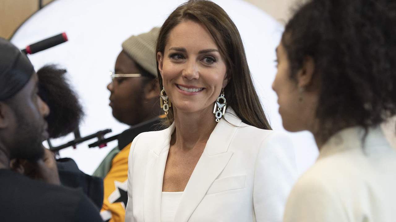Kate Middleton, radiante de blanco, emula uno de los looks más icónicos de la reina Letizia