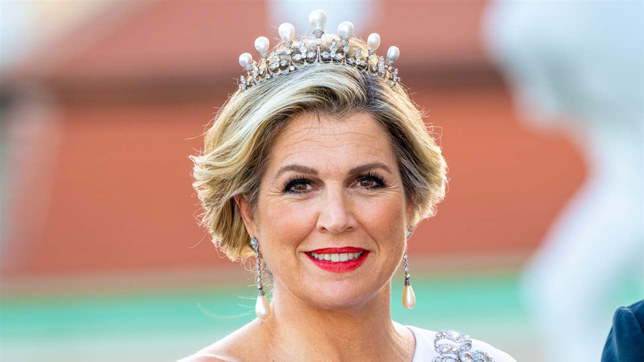 Máxima de Holanda deslumbra con un vestido blanco asimétrico y una espectacular tiara en Viena