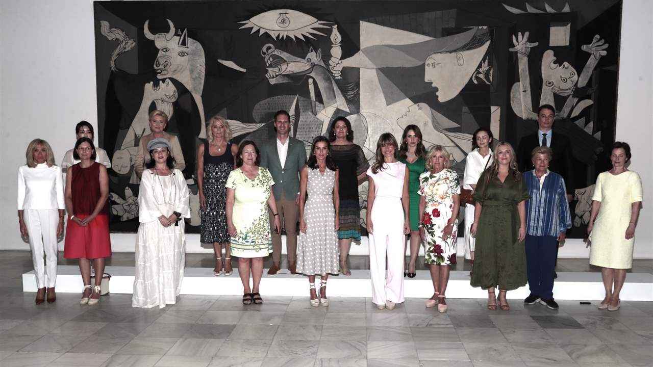La reina Letizia y las primeras damas, Brigitte Macron incluida, posan junto al Guernica