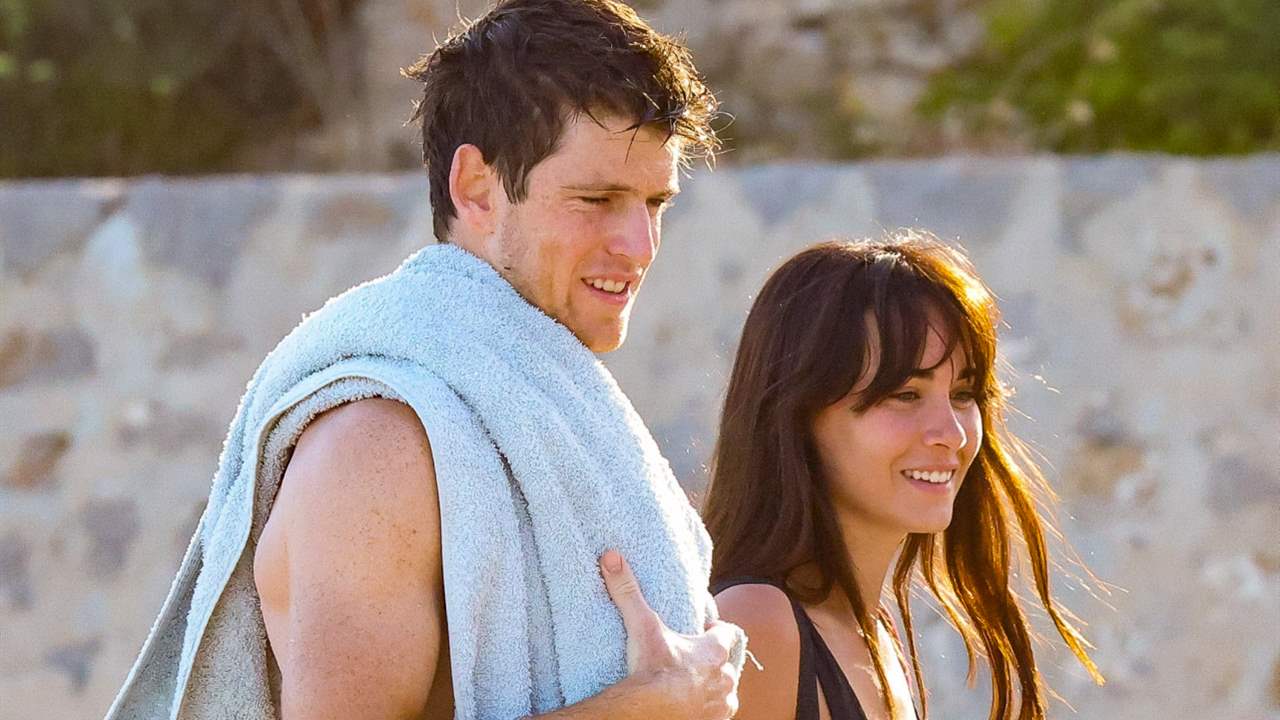 Aitana Ocaña y Miguel Bernardeau, muy acaramelados, presumen de amor en aguas de Ibiza