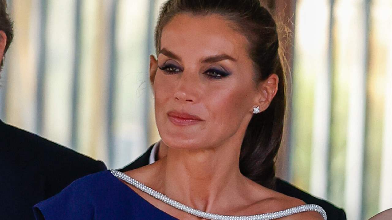 La reina Letizia 'compite' en los Princesa de Girona con su hija Leonor con un sofisticado vestido azul noche