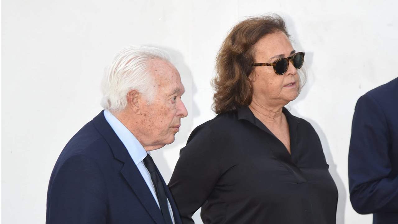 Carmen Tello, arropada por Curro Romero en la misa funeral por su madre, María del Carmen Barbadillo