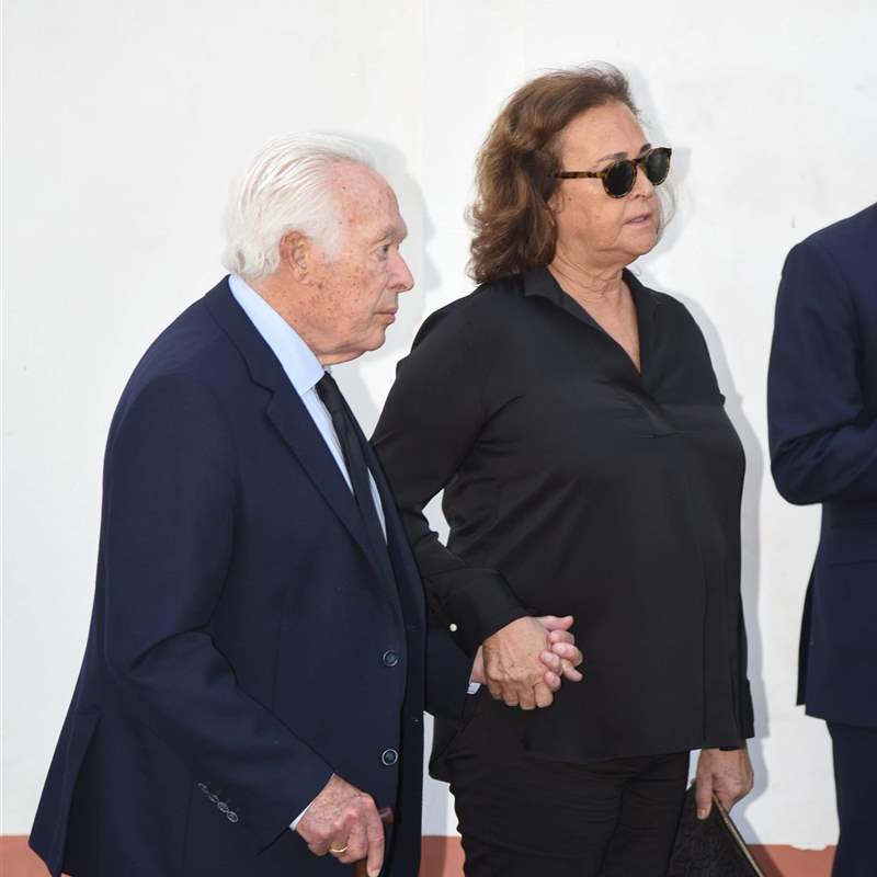 Curro Romero y Carmen Tello en el funeral de la madre de ella.