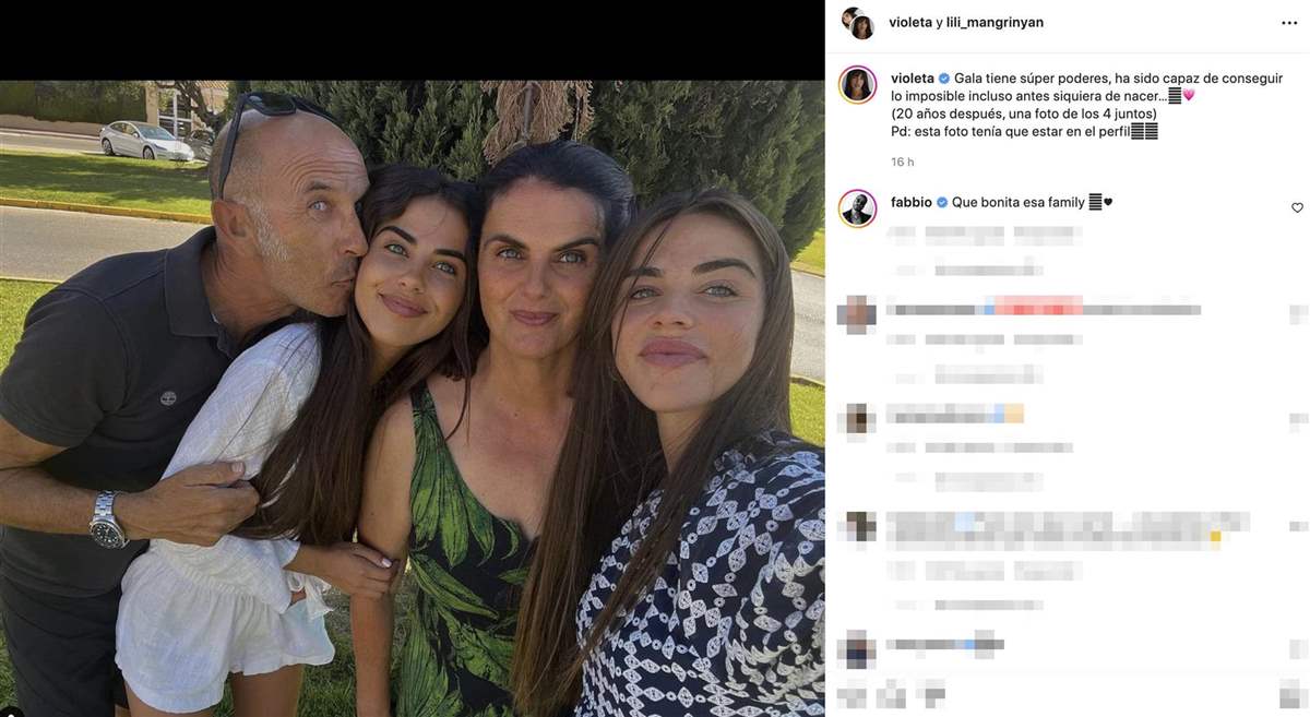 Violeta Mangriñán con sus padres