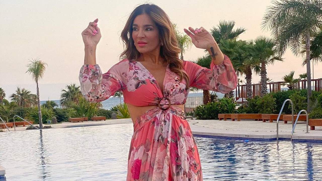 Raquel Bollo enamora con un vestido 'efecto tipazo' que te convertirá en la mejor invitada en cualquier noche de verano