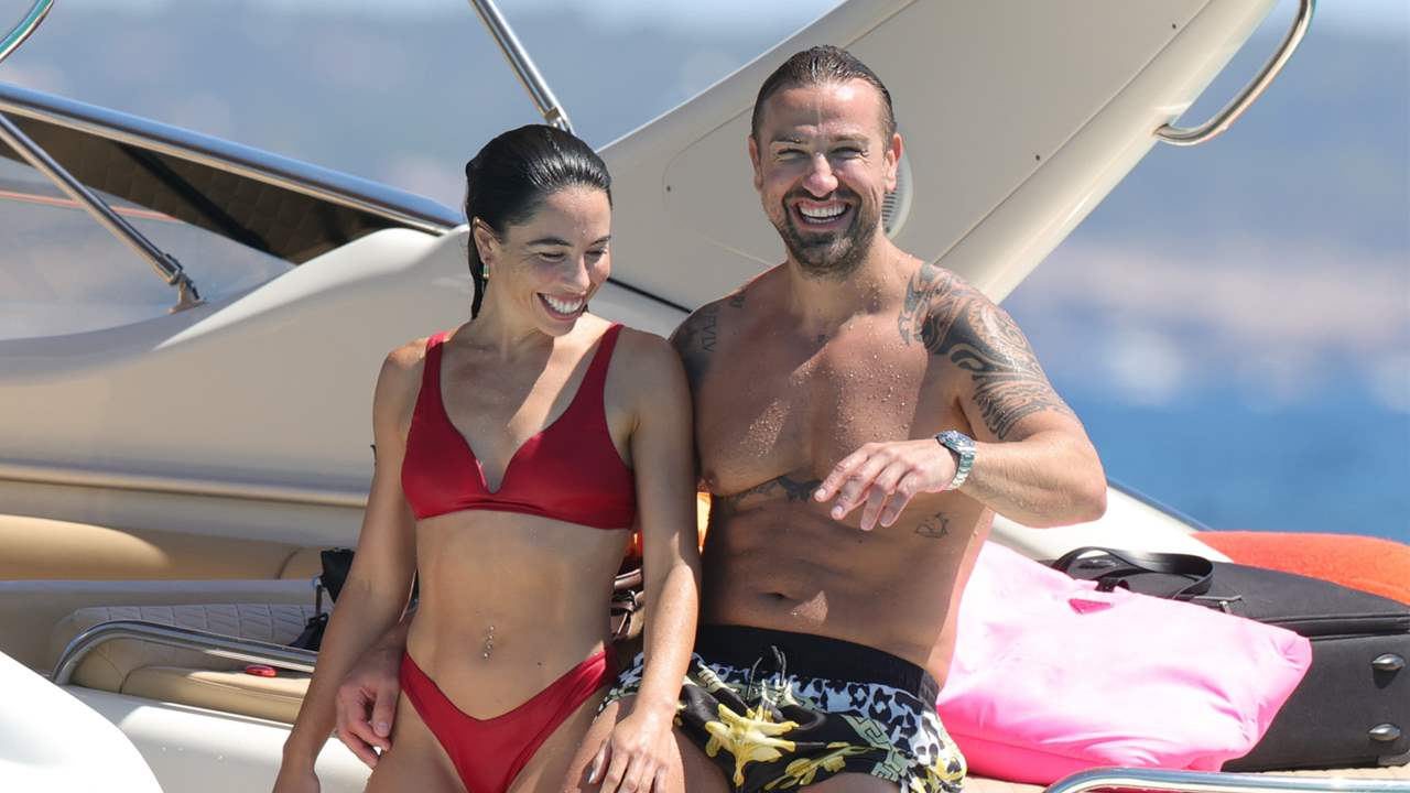 Rafa Mora y Macarena Millán, cómplices y relajados durante sus vacaciones en Ibiza