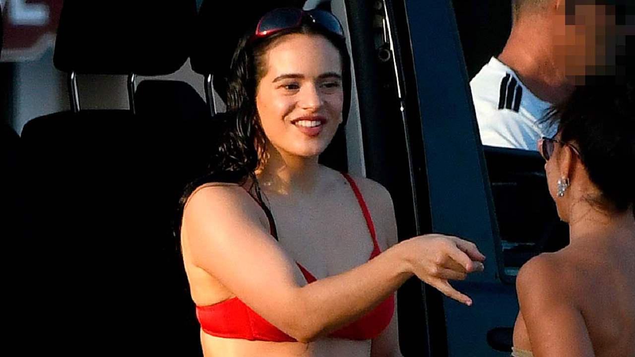 Rosalía, en bikini, revoluciona las playas de Mallorca durante la grabación del videoclip de 'Despechá'