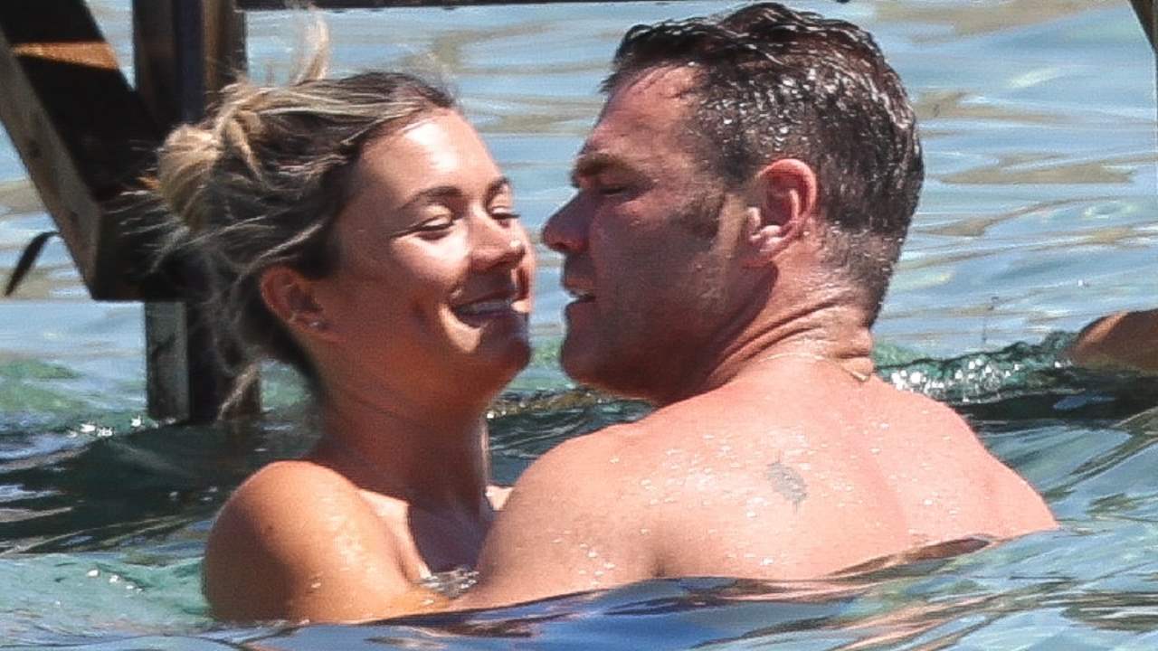 Besos, caricias... Las cariñosas imágenes de Fonsi Nieto con su nueva novia Maider Barthe en Ibiza 