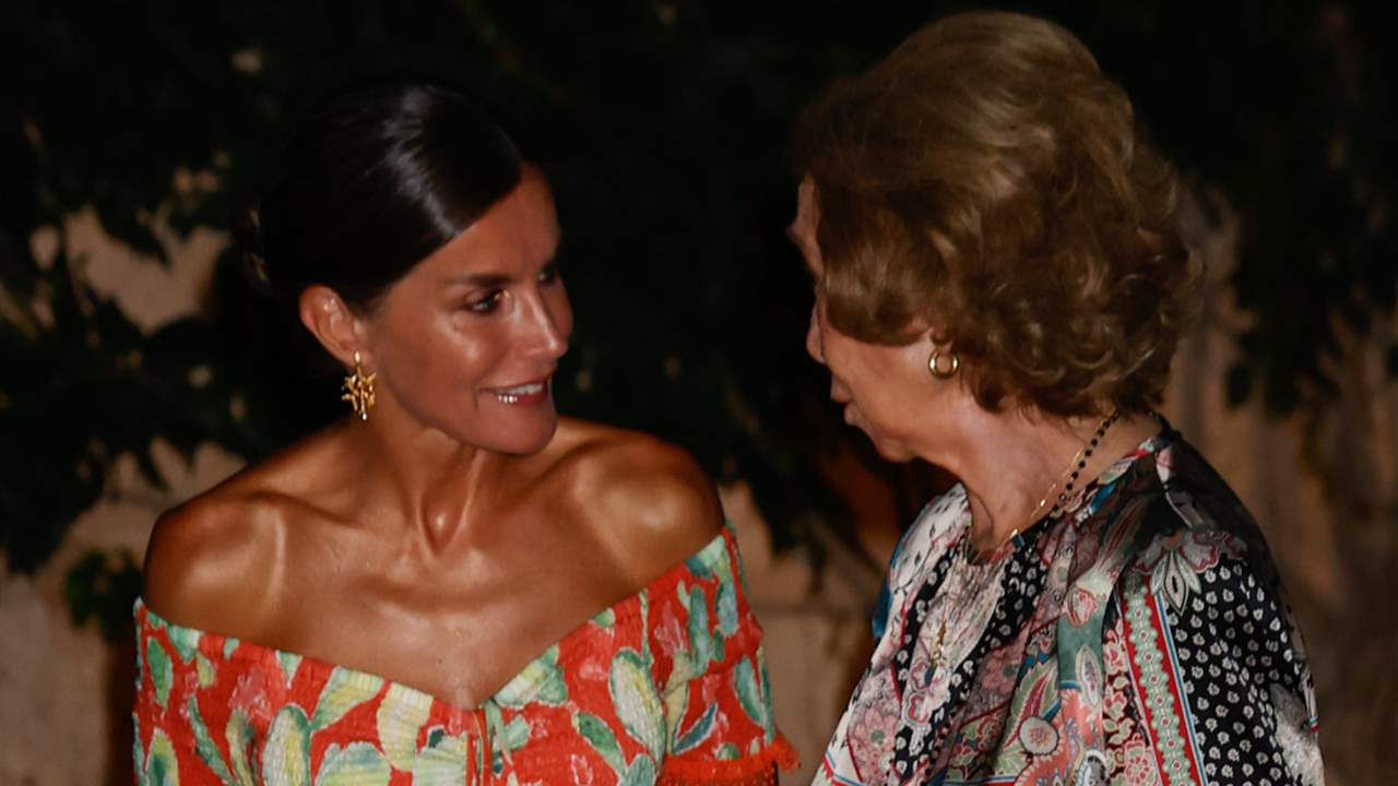 Risa, cuchicheos y mucha complicidad: la reina Letizia y la reina Sofía, más cercanas que nunca