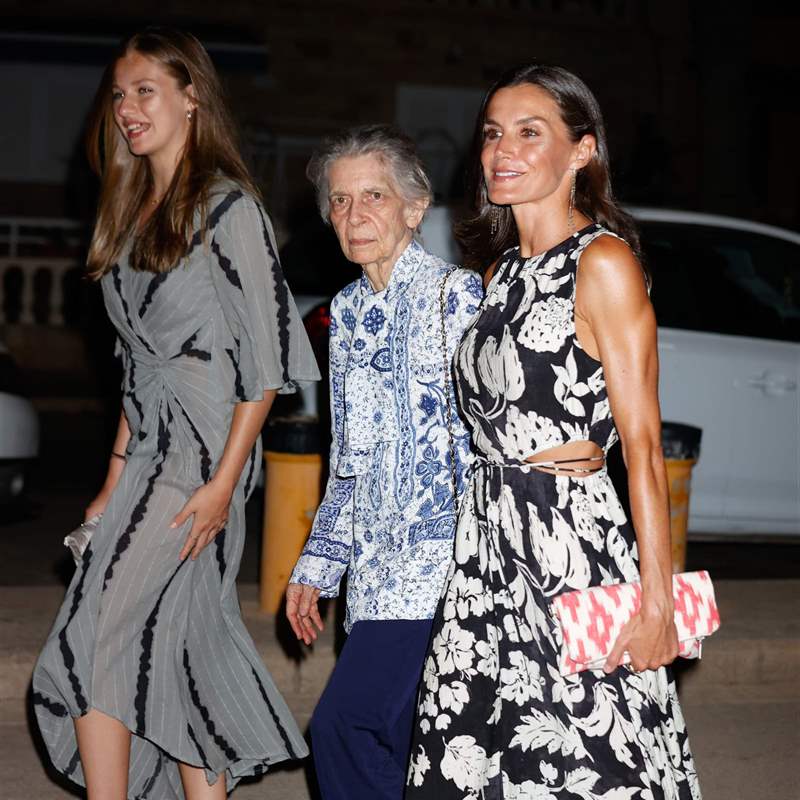 La reina Letizia brilla con un vestido de estreno durante su última cena en familia en Mallorca