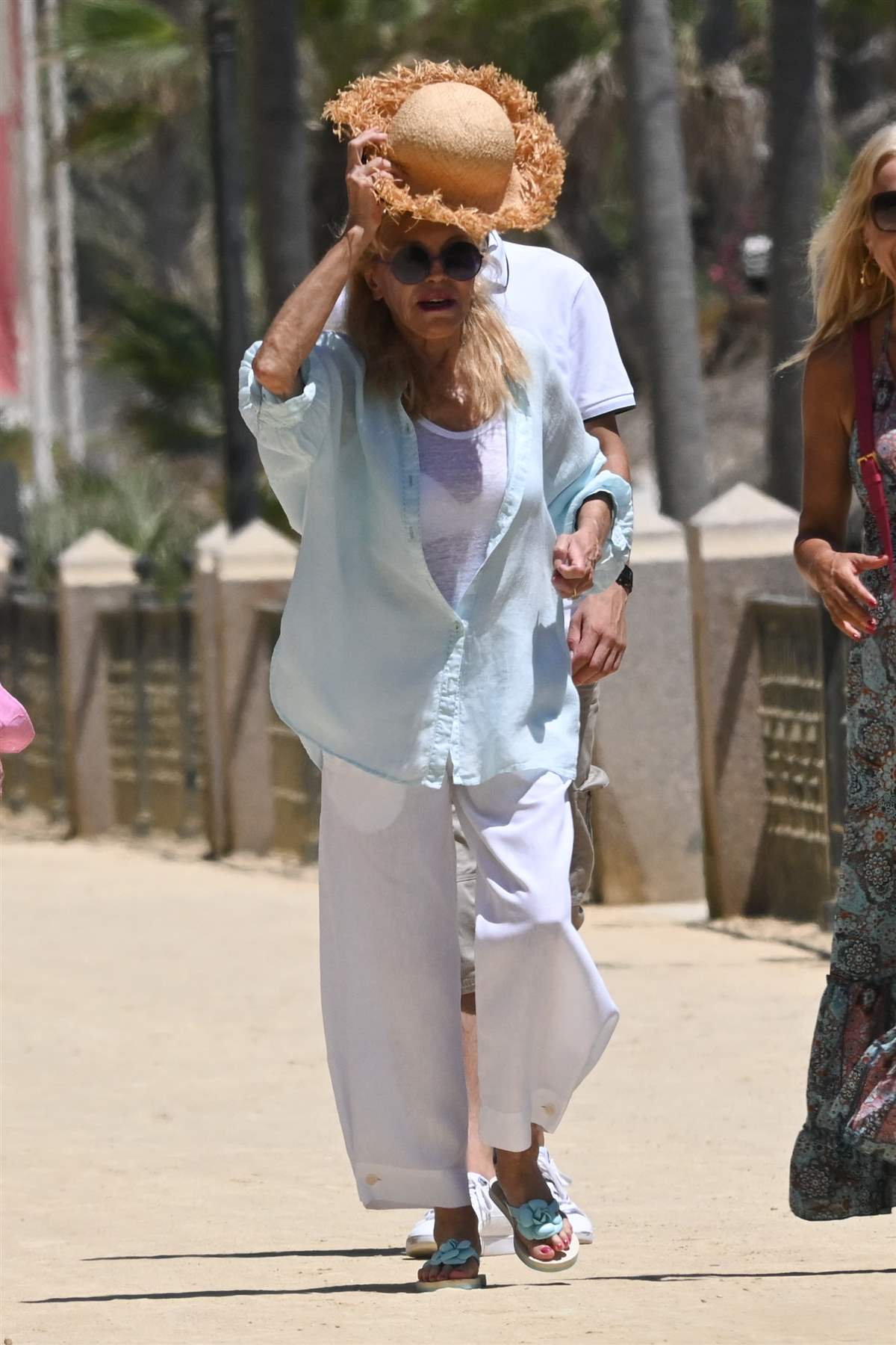 Carmen Cervera, muy relajada paseando por las calles de Marbella