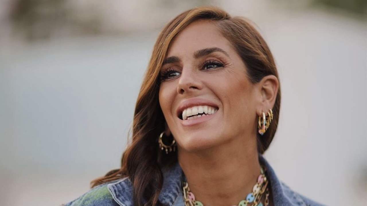 Anabel Pantoja, con pendientes y collares a todo color